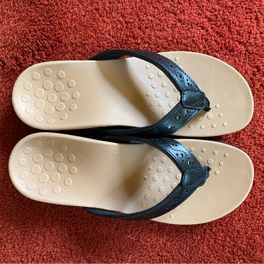 Vionic Black/Tan Sandals    New in Box